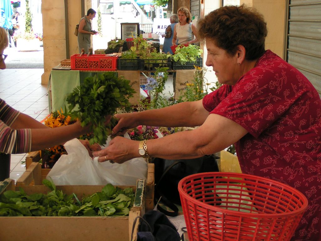 Yvonne et Éric Castang sont présents sur le marché du Bugue chaque mardi et samedi matin
Photo copyright : Sophie Cattoire