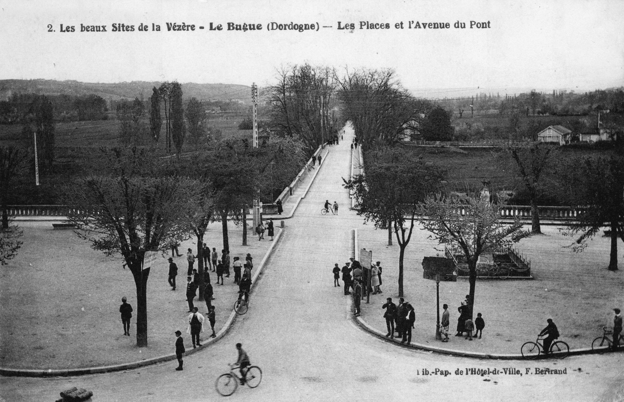 La nouvelle Place de la Mairie du Bugue en 1900