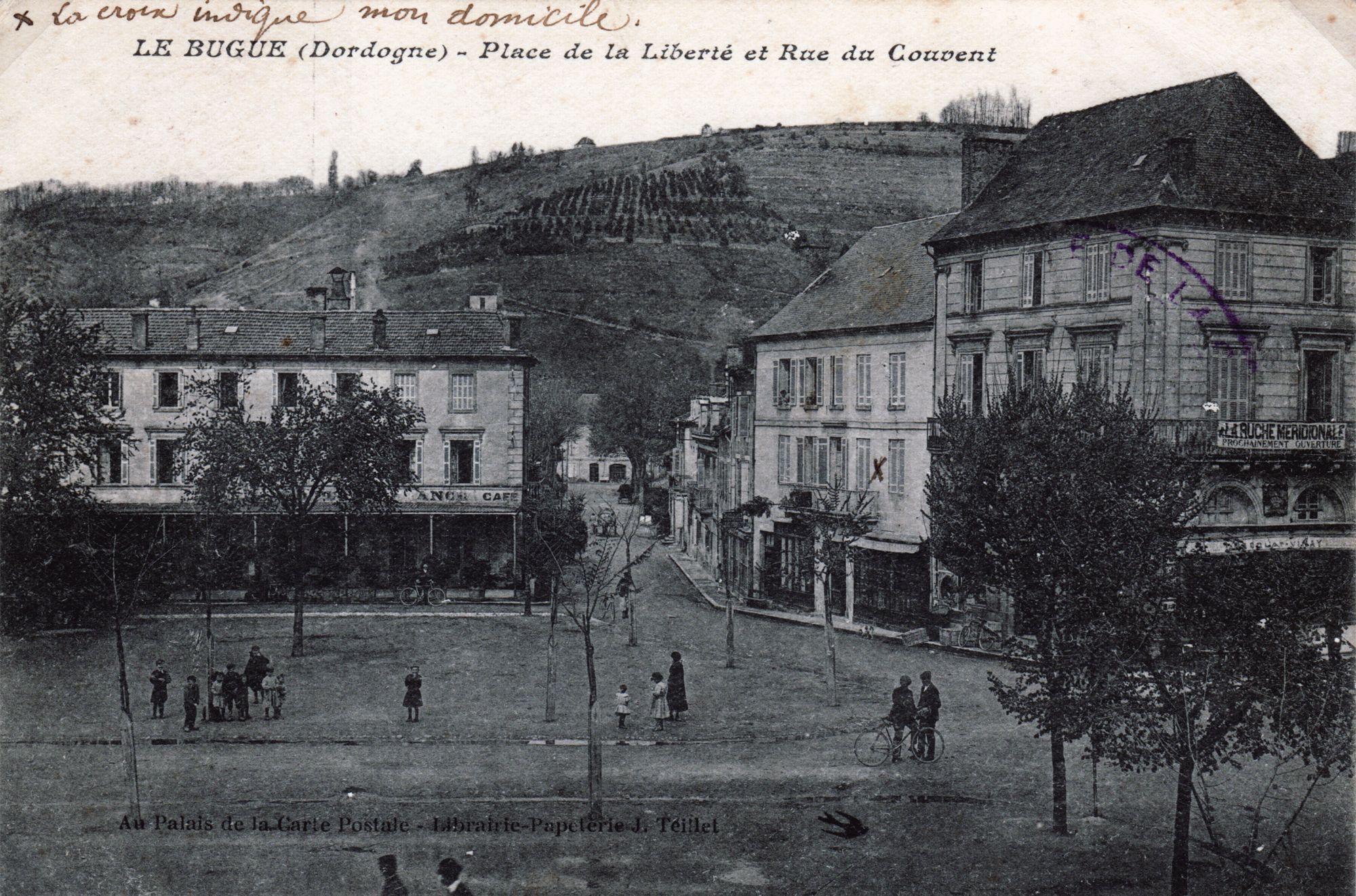 Place de la Liberté et rue du Couvent au Bugue en 1900