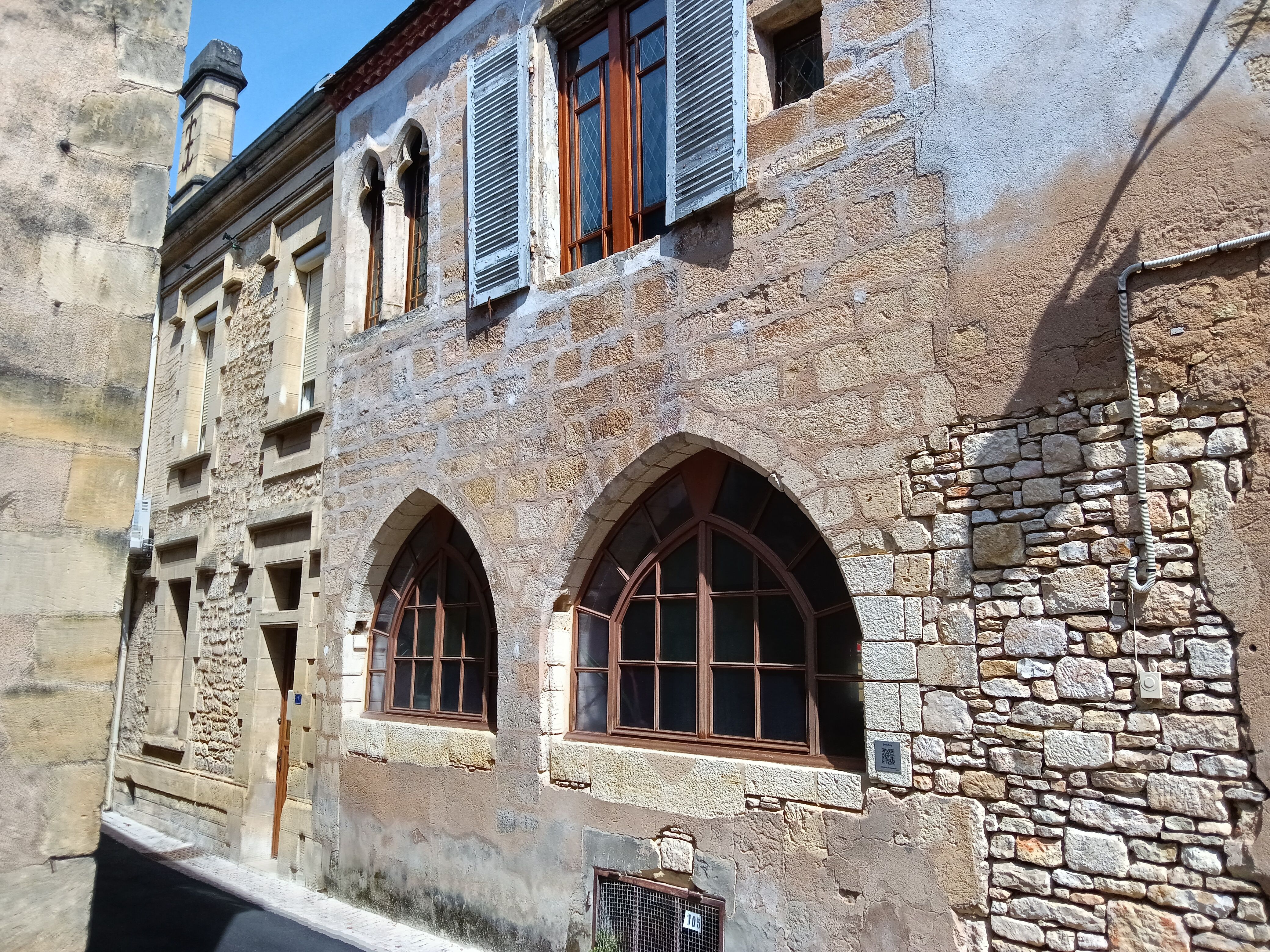 Ouvertures en ogives, vestiges de l’ancien couvent du Bugue