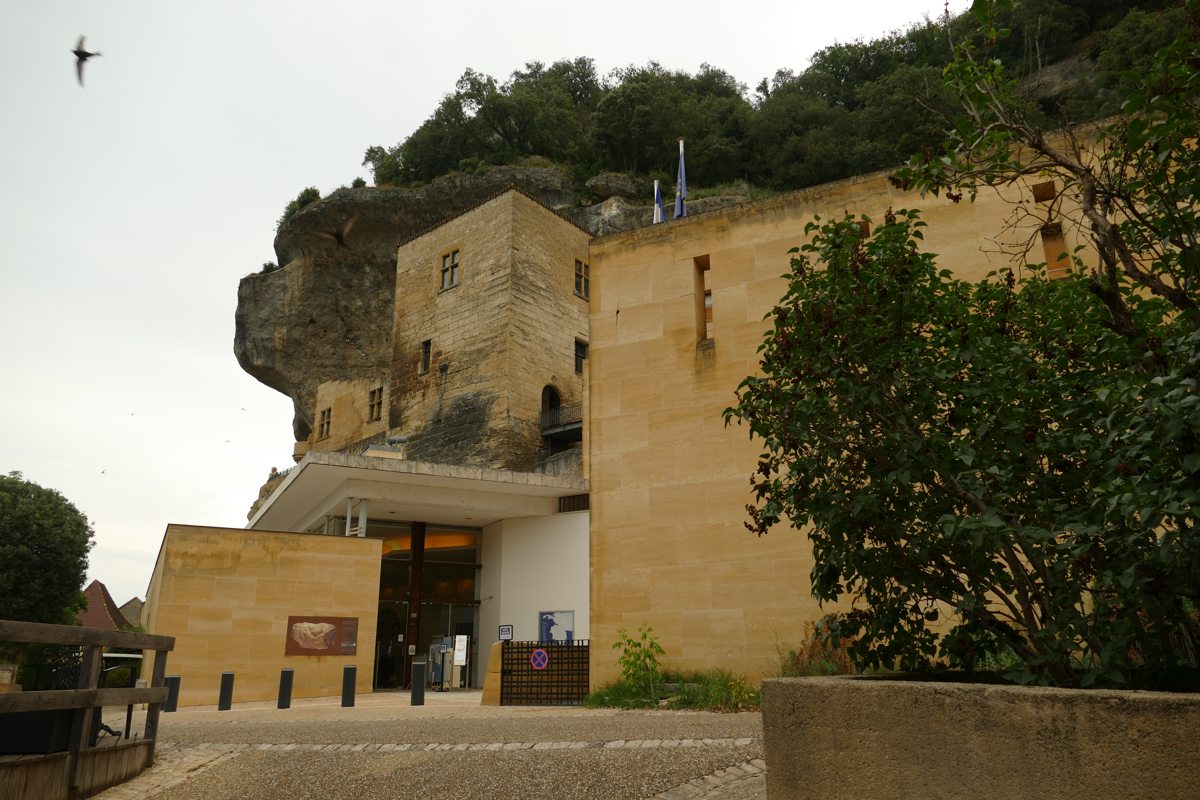 Chargé d'imaginer un nouvel agrandissement du musée à l'aube du XXIᵉ siècle, l'architecte Jean-Pierre Buffi décide de déployer les bâtiments vers la falaise qu'il faudra alors faire reculer.