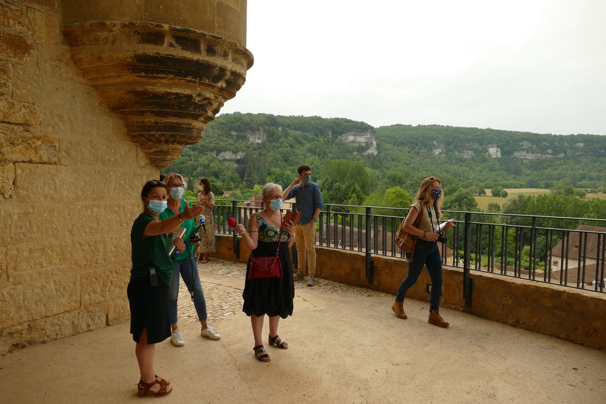 Cette terrasse offre une vue imprenable sur la vallée, située à la confluence de la Vézère et de la Beune.