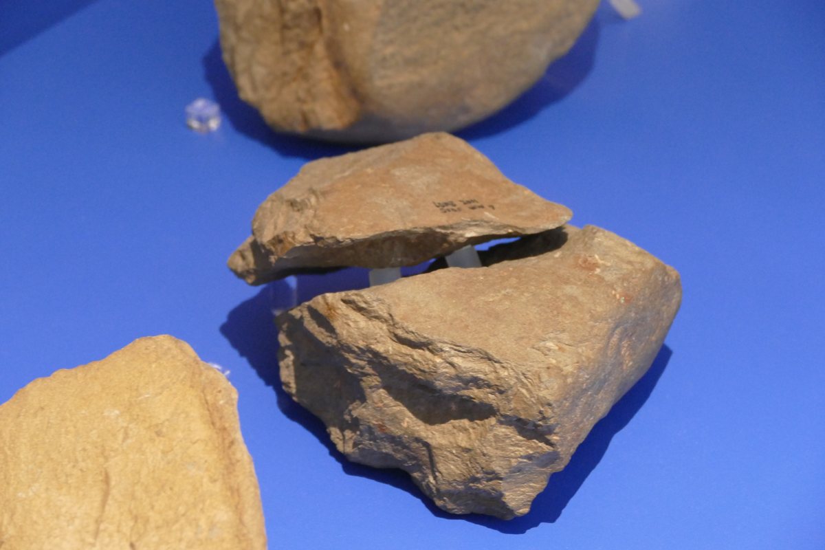 Pèira talhada trobada sul siti de Lomekwi 3, Oest Turkana, Kenya, datada de 3,3 milions d’annadas