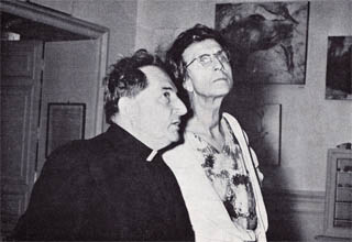In this photo, which illustrates the article, André Glory is standing beside the Countess of Saint-Perrier at the Museum of Prehistory in Brantôme