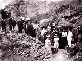 Chantier de fouilles de La Ferrassie où sept sépultures de Néandertal seront retrouvées. (Savignac-de-Miremont, Dordogne, 1909)
