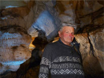 Gilbert Pémendrant, propriétaire de la grotte de Bernifal à Meyrals, Dordogne. Photo : Vincent Lesbros / FERRASSIE TV